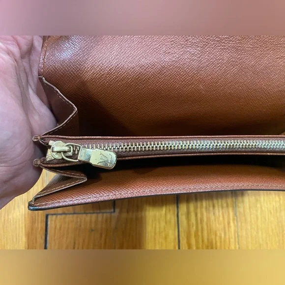 ⚜️LV: Monogram Sarah Wallet • Date Code: TH0021 - Picture 9 of 14